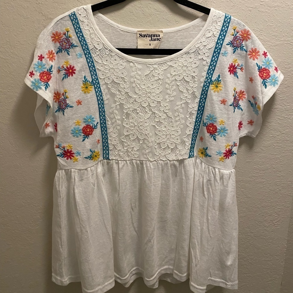 Savanna Jane Short Sleeve Floral Embroidered Babydoll Top With Lace Detailing - Picture 2 of 9